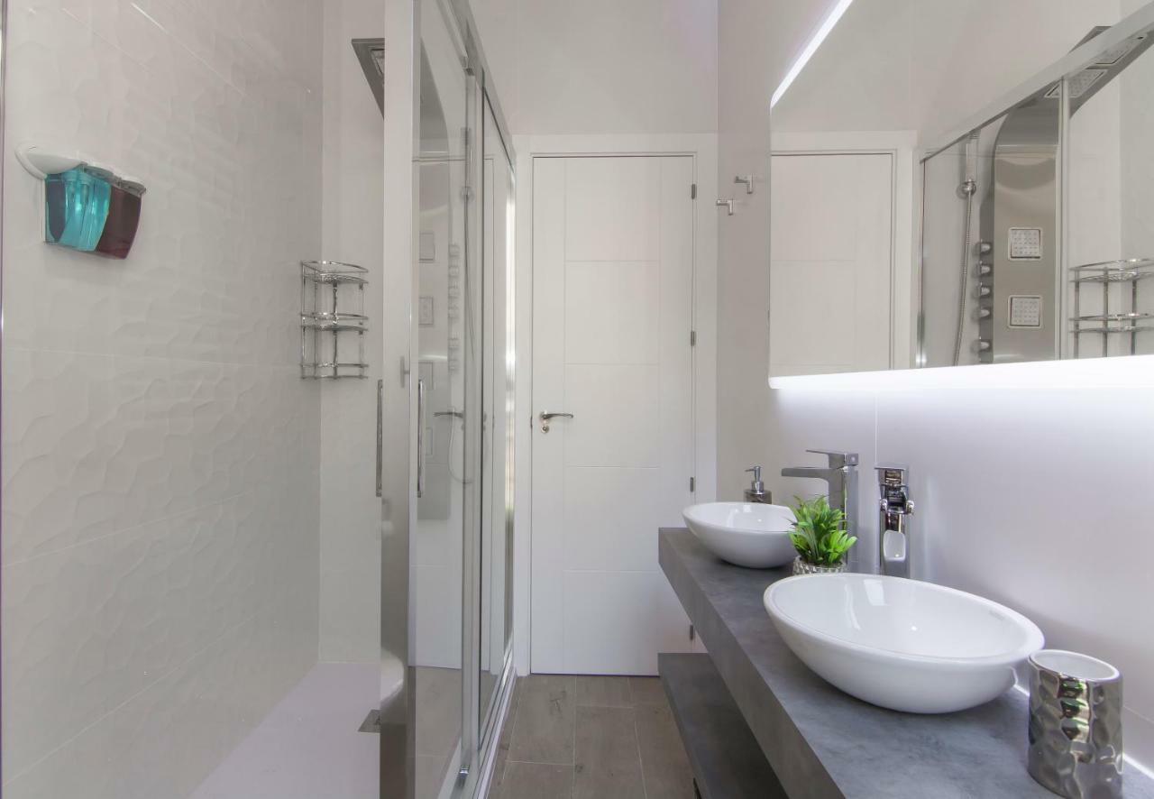 Sol Luxury Suites Мадрид Екстериор снимка